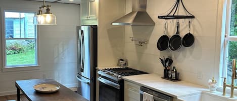 Four Ă micro-ondes, un four, surface de cuisson, lave-vaisselle
