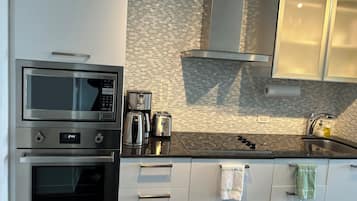 Cookware/dishes/utensils, spices, lobster pot