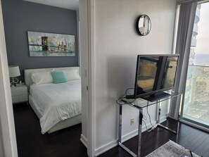 1 bedroom, desk, iron/ironing board, WiFi - Breathtaking view, as well as modern, clean & well-appointed apartment
(Toronto)