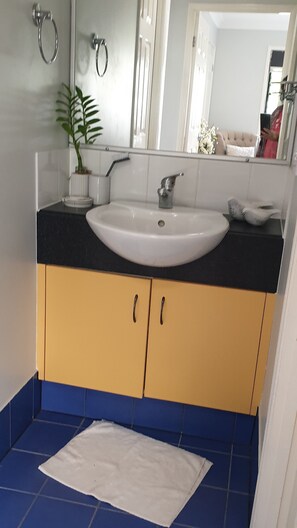 Haartrockner, Handtücher, Seife, Toilettenpapier