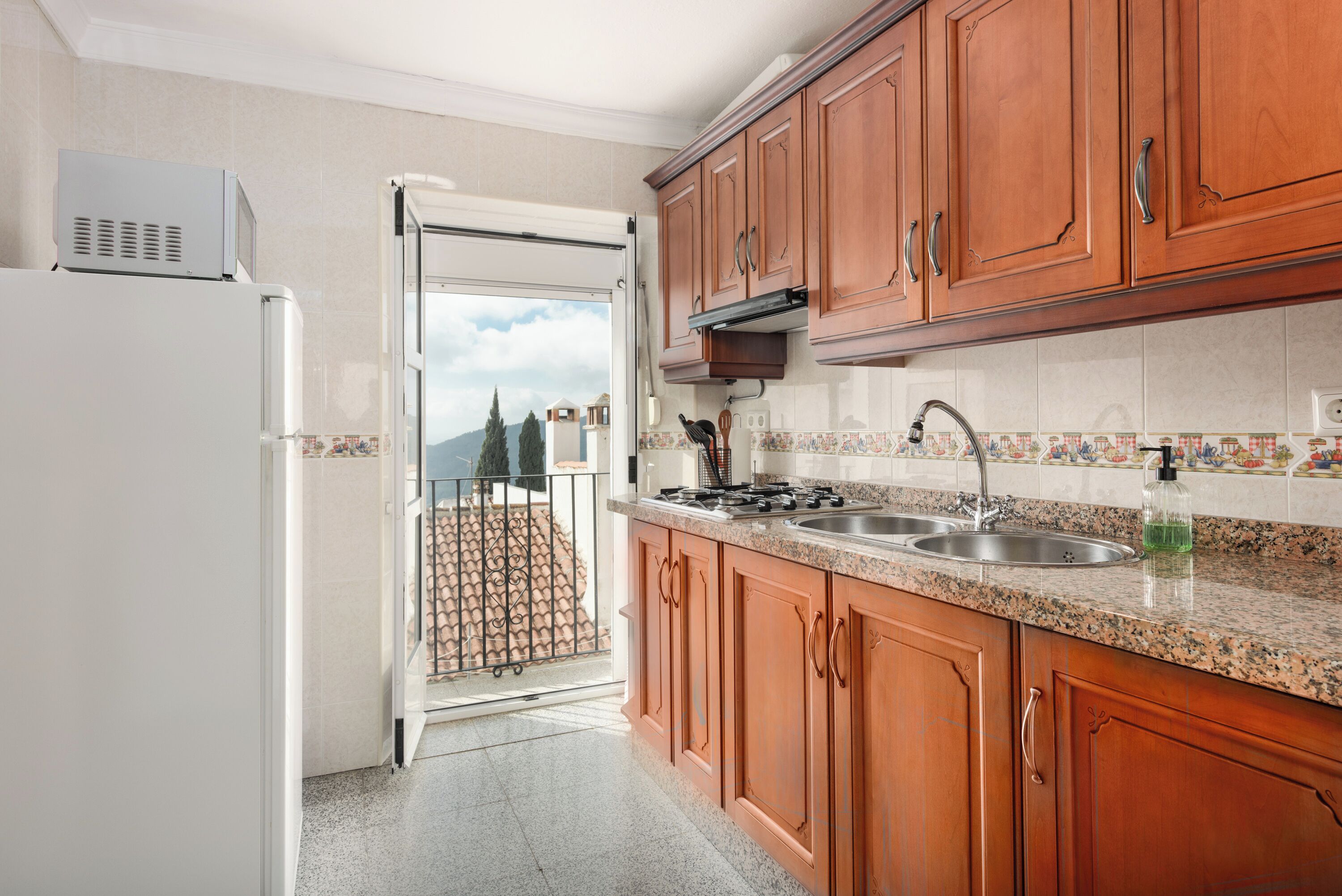 Réfrigérateur, micro-ondes, plaque de cuisson, cafetière/bouilloire