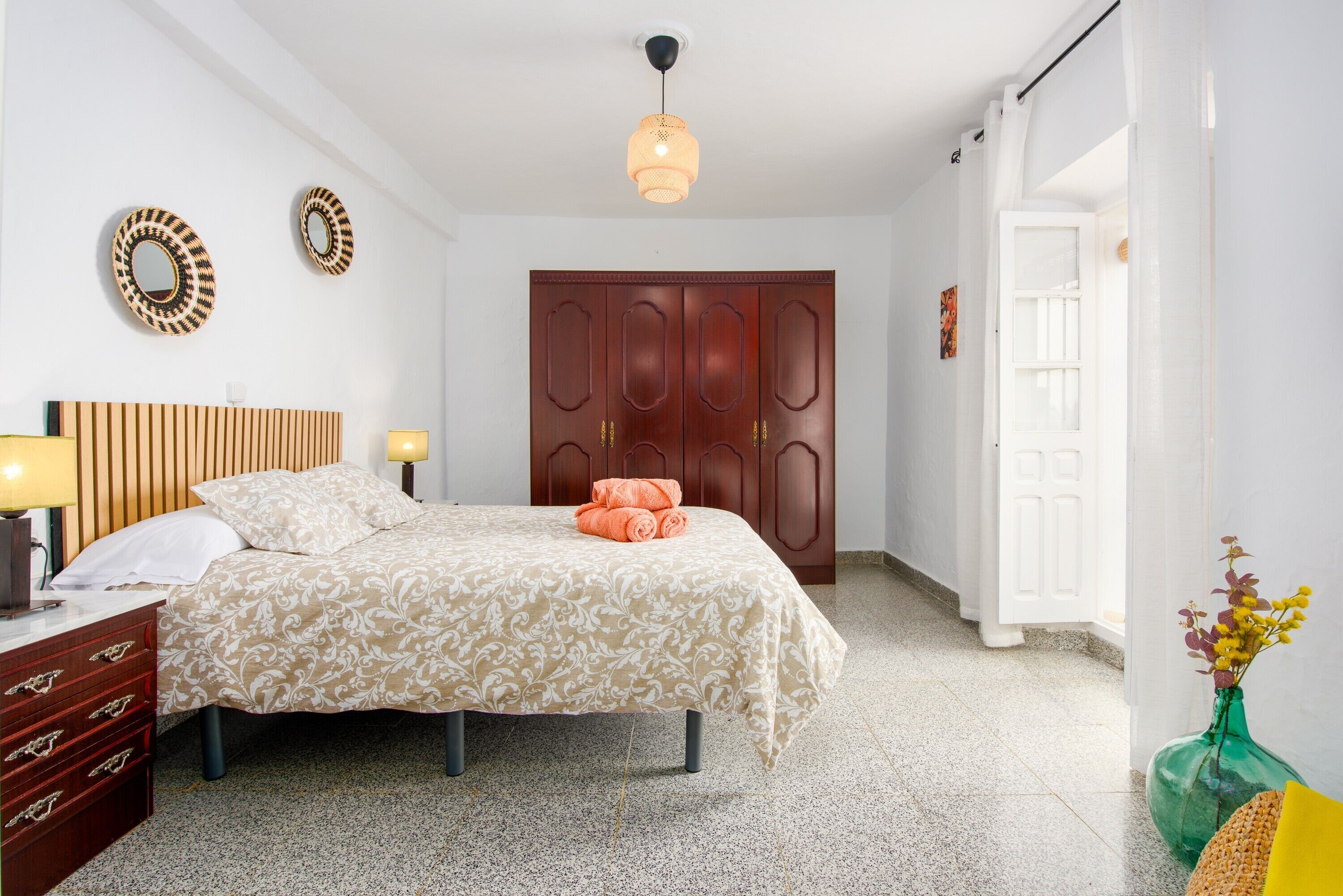 1 habitación, tabla de planchar con plancha, wifi gratis y ropa de cama 