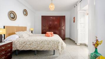 1 habitación, tabla de planchar con plancha, wifi gratis y ropa de cama