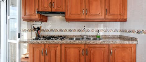 Frigorífico, microondas, placa de cocina y cafetera o tetera