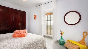 1 slaapkamer, een strijkplank/strijkijzer, gratis wifi, beddengoed