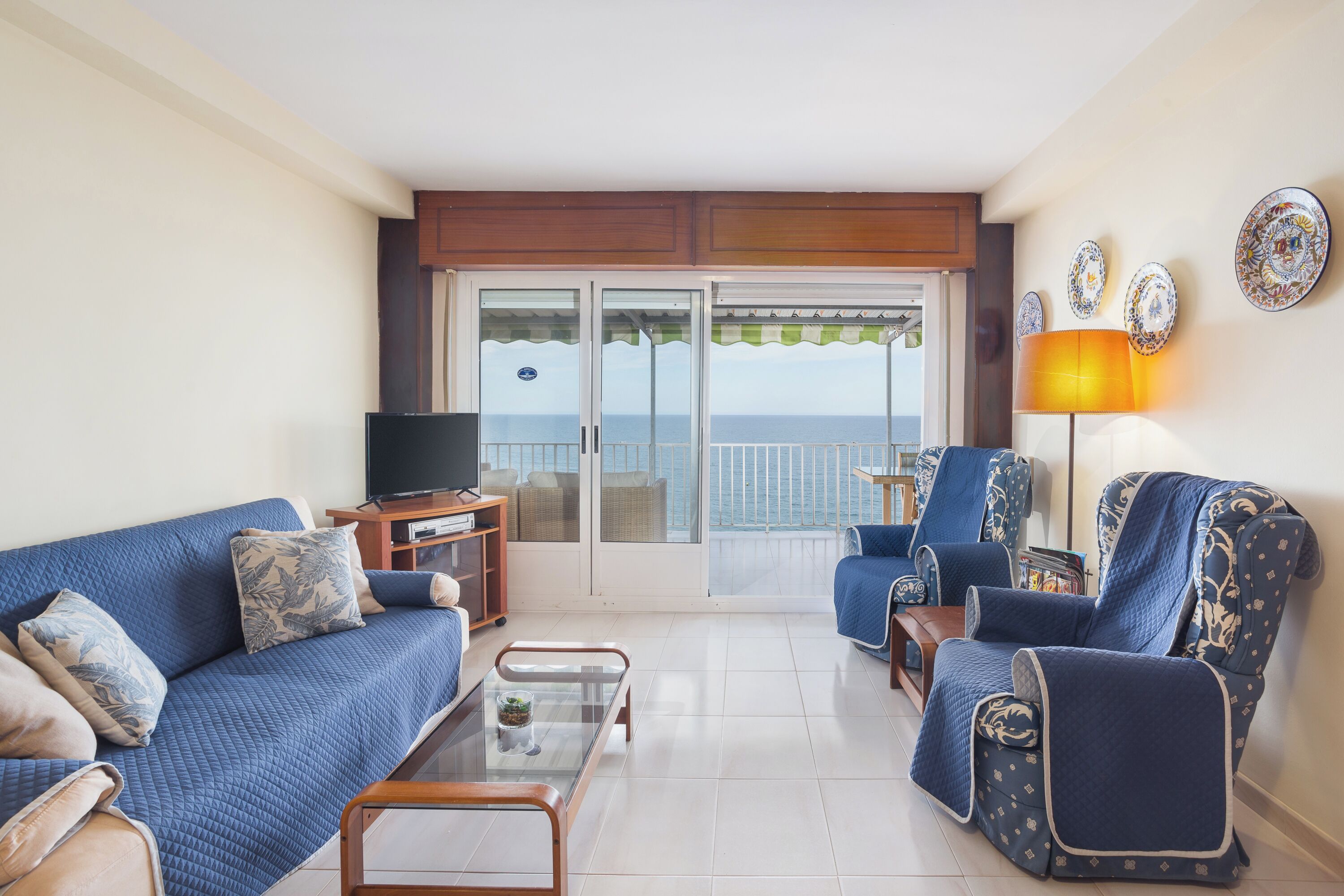 Televisión, reproductor de DVD y estéreo 