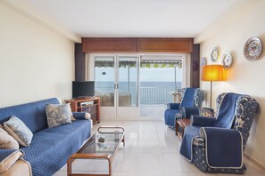 TV, DVD-spiller og stereoanlegg