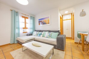 TV - Apartment 'Calú' with Mountain View, Wi-Fi and Air Conditioning (l'Alfàs del Pi)