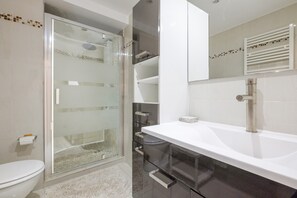 Douche, sèche-cheveux, serviettes fournies