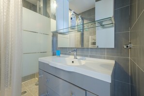 Dusche, Haartrockner, Handtücher