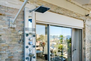 Exterior detail - Apartment 'Sea and Sky 8 Personnes' with Sea View, Private Terrace and Air Conditioning (Cannes)