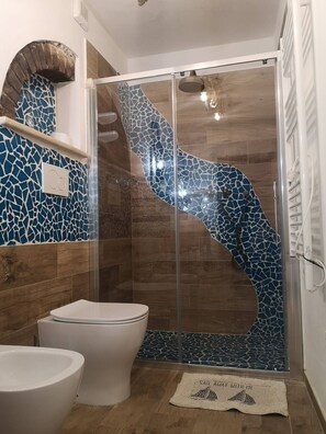 Ducha, secador de pelo y toallas