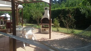 Outdoor dining - Studio 'Appartamento Stelle' with Shared Pool, Shared Garden and Wi-Fi (Campiglia Marittima)