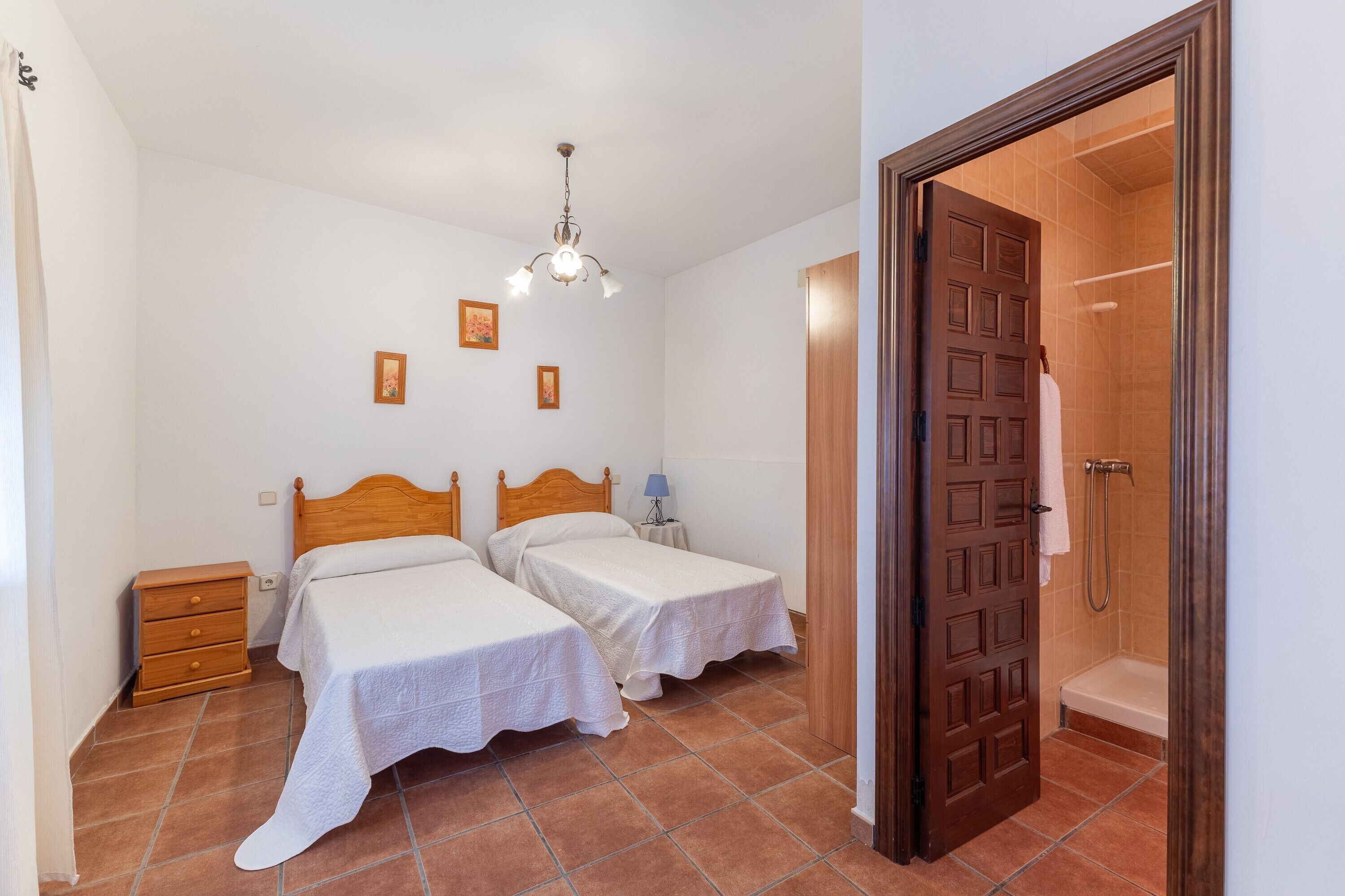 9 多间卧室、免费 WiFi、床单