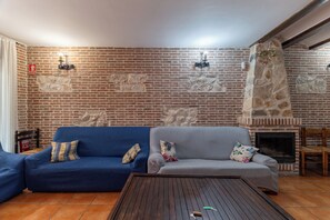 Televisor, llar de foc i reproductor de DVD 