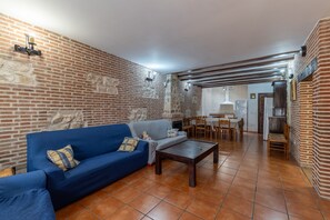 TV, caminetto, lettore DVD