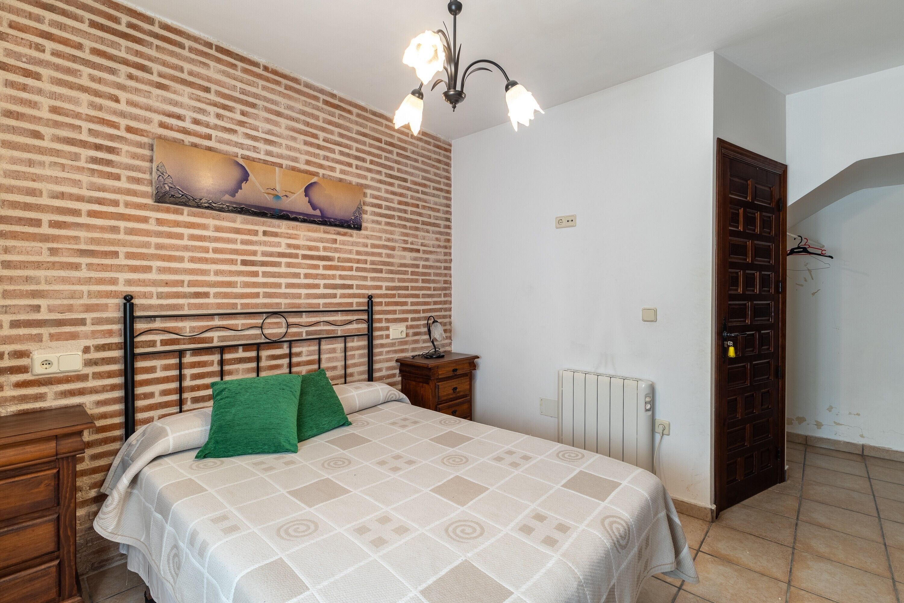 9 bedrooms, free WiFi, bed sheets