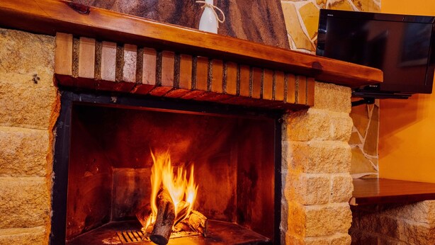Una chimenea con un televisor montado encima.