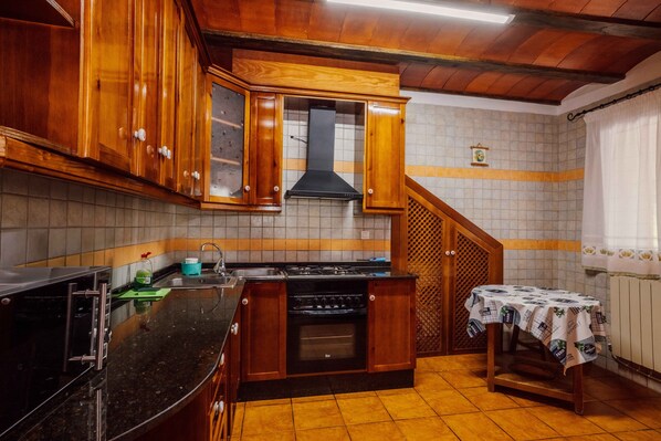 Jääkaappi, mikroaaltouuni, uuni, liesi