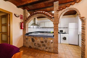 Fridge, microwave, oven, stovetop - Country House 'Casa Alderete' with Mountain View, Wi-Fi and Air Conditioning (Caravaca De La Cruz)