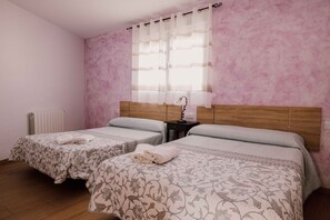 4 habitaciones, tabla de planchar con plancha y wifi gratis 