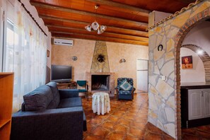 TV, fireplace - Country House 'Casa Dolores' with Mountain View, Wi-Fi and Air Conditioning (Caravaca De La Cruz)