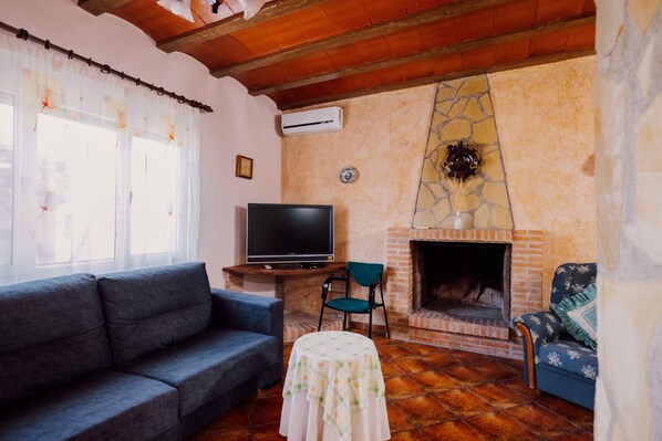 Televisión y chimenea 