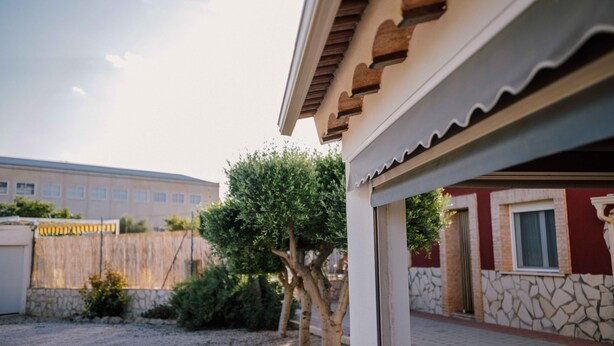 A building with a stone facade, a wooden pergola, and a tree in the foreground. - Country House 'Casa Dolores' with Mountain View, Wi-Fi and Air Conditioning (Caravaca De La Cruz)