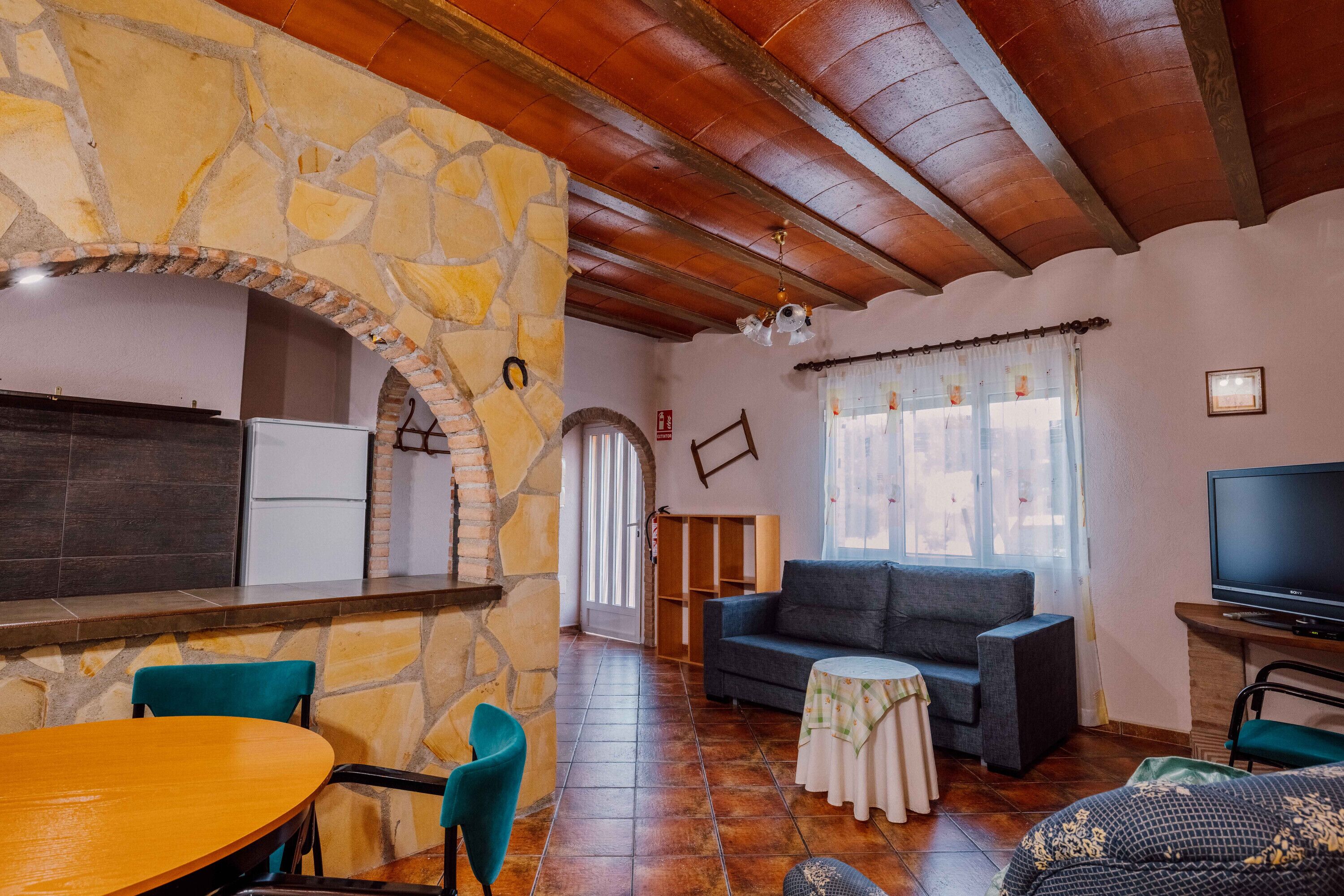 Una televisión, una chimenea