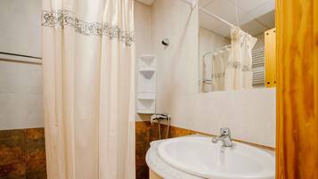 Een douche, handdoeken