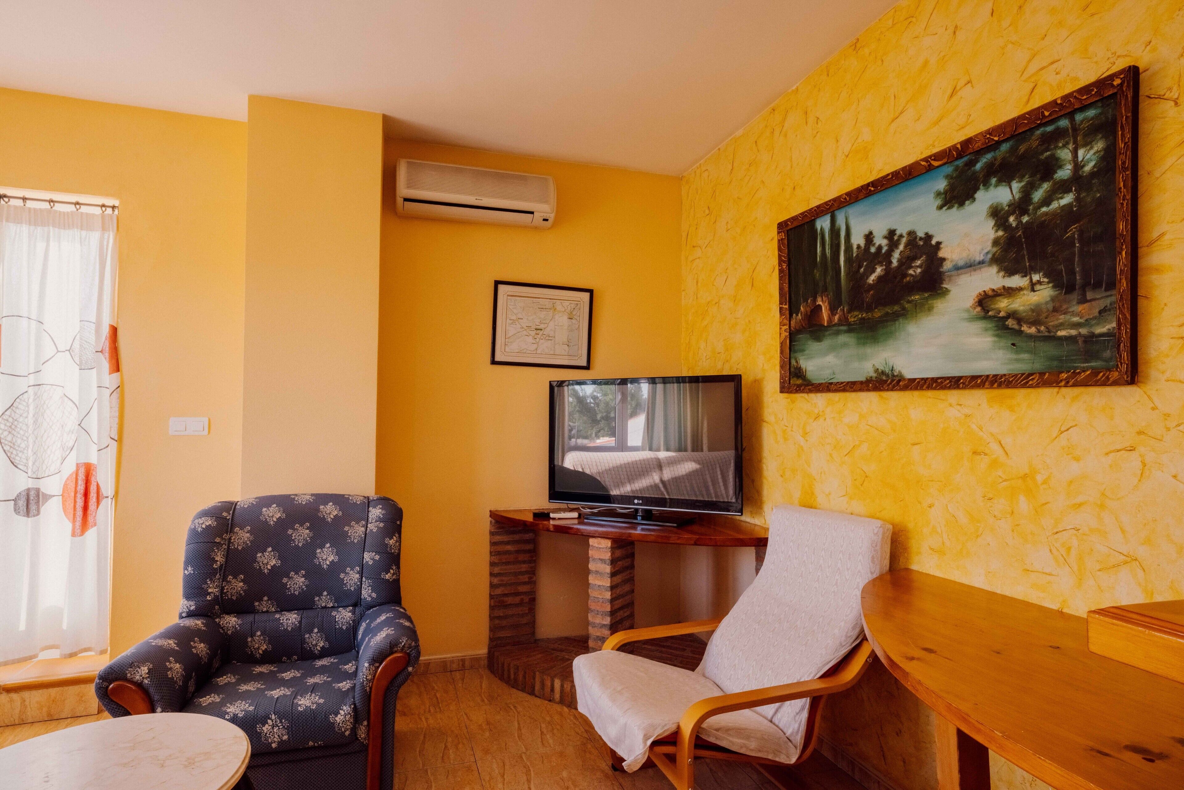 Una televisión, una chimenea