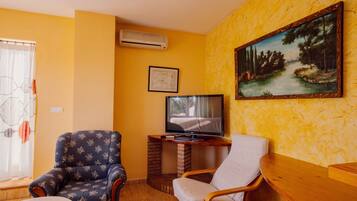 Una televisión, una chimenea