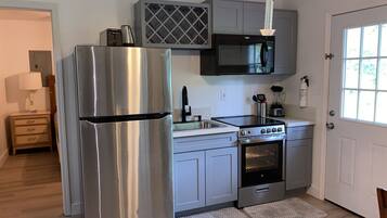 Frigorífico, microondas, horno y placa de cocina