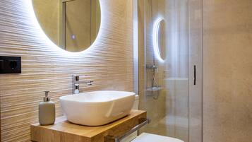Een douche, een haardroger, handdoeken