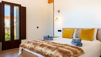 6 bedrooms, iron/ironing board, free WiFi, bed sheets