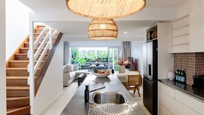 Réfrigérateur, micro-ondes, four, plaque de cuisson