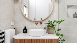 Suihku, hiustenkuivaaja