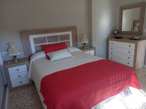 4 bedrooms, iron/ironing board, free WiFi