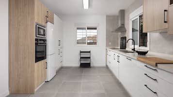 Refrigerador, microondas, horno, placa de cocina