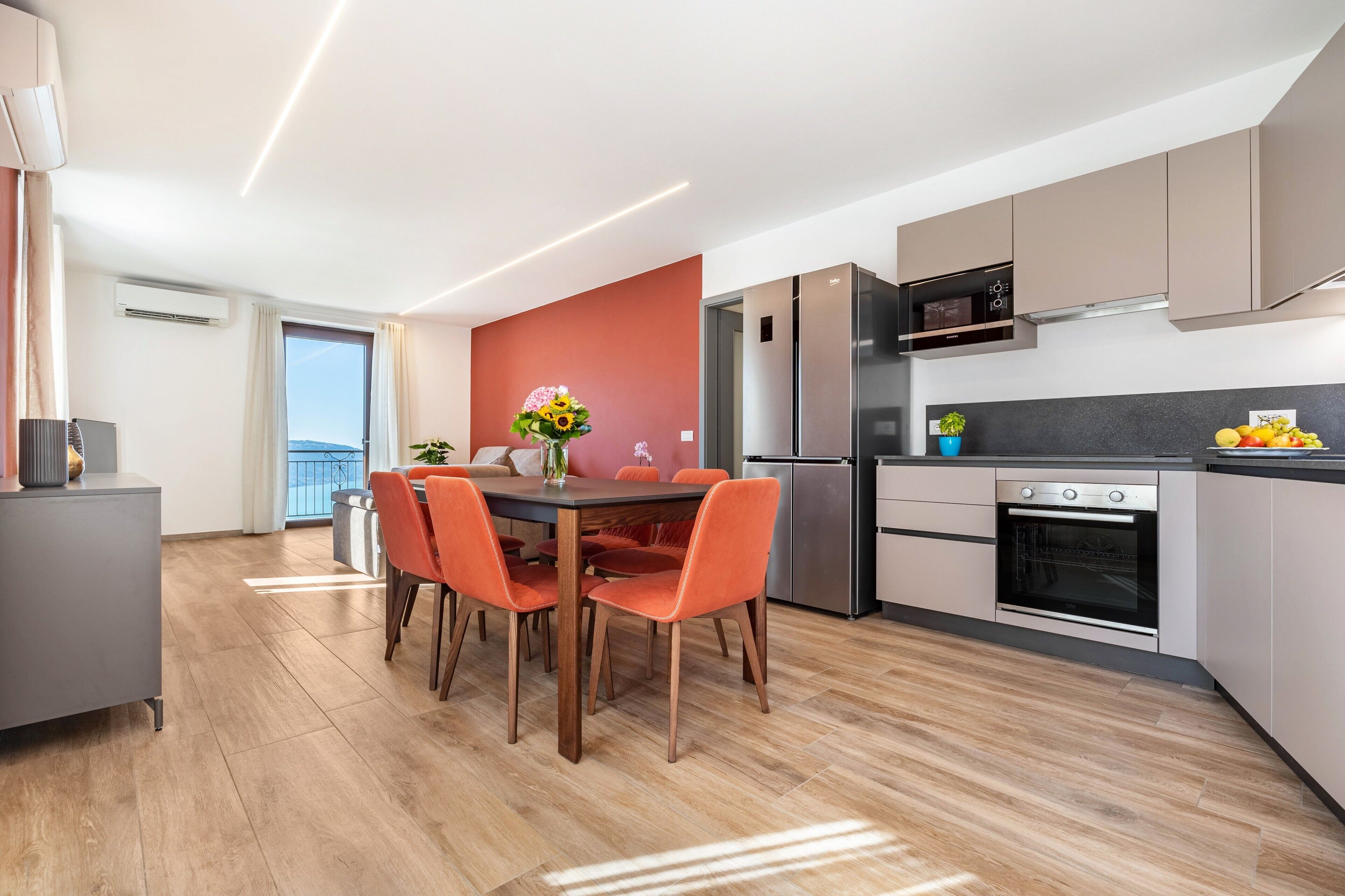 Réfrigérateur, four à micro-ondes, un four, surface de cuisson