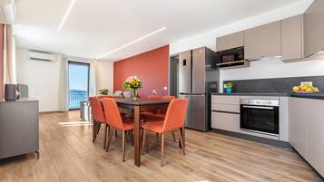 Réfrigérateur, four à micro-ondes, un four, surface de cuisson