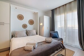 Iron/ironing board, free WiFi, bed sheets