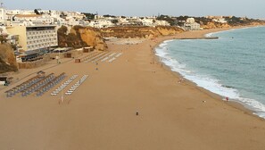 Una spiaggia nelle vicinanze
