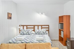 2 makuuhuonetta, silitysrauta/-lauta, ilmainen Wi-Fi, vuodevaatteet