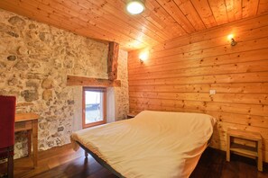 4 slaapkamers, een strijkplank/strijkijzer, gratis wifi, beddengoed