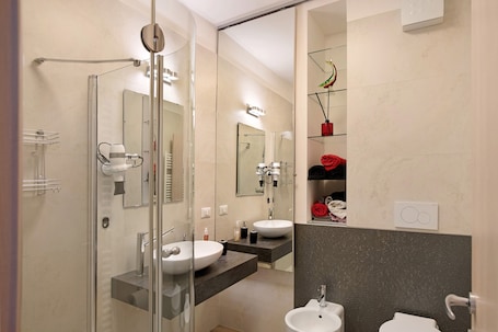 Shower, towels. Apartment 'Vinc Trotti House Of Dj-vu' with Mountain View, Wi-Fi and Air Conditioning