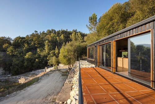 Maison de campagne "Stone and Villas" avec vue sur le lac, terrasse privée et climatisation