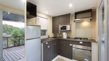 Fridge, microwave, stovetop, coffee/tea maker