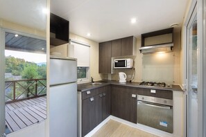 Jääkaappi, mikroaaltouuni, liesi, kahvin-/teenkeitin