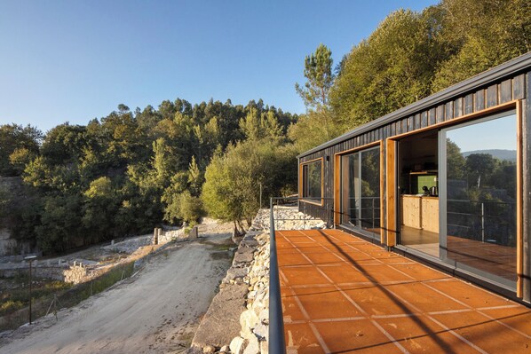 Property grounds - Country House 'Stone and Villas' with Lake View, Private Terrace and Air Conditioning (Vila Boa do Bispo)